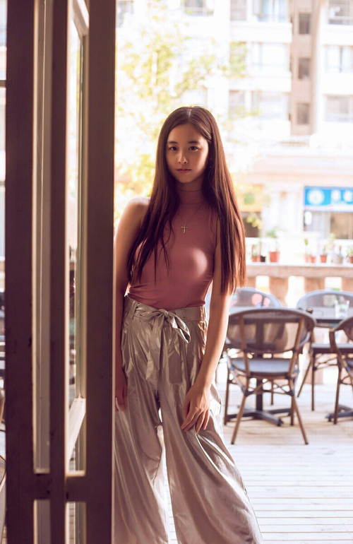 _红毯赛:明星光影照耀下的时尚运动秀_,明星红毯造型