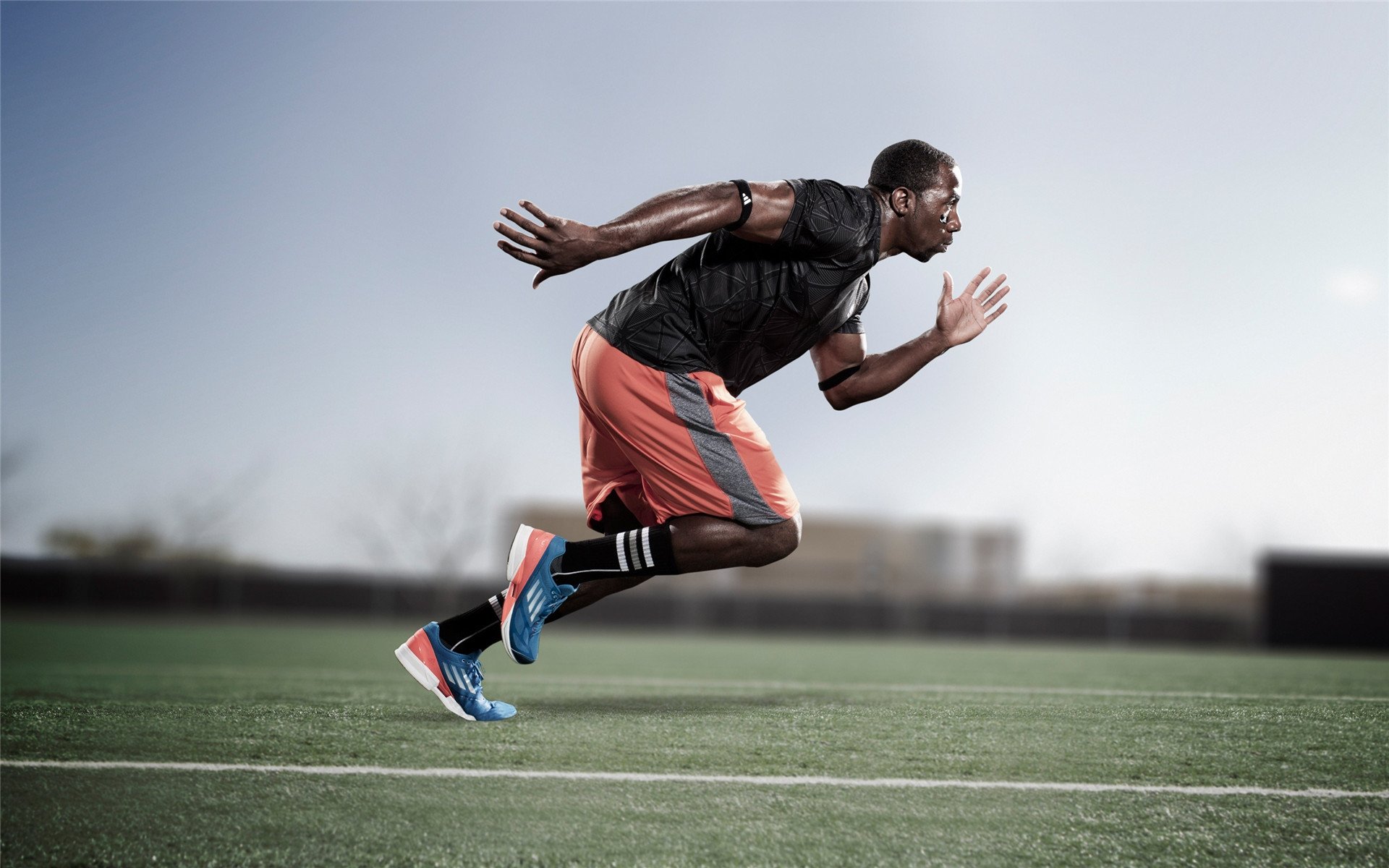 快速突破配合中锋得分频繁，中锋打法跑位